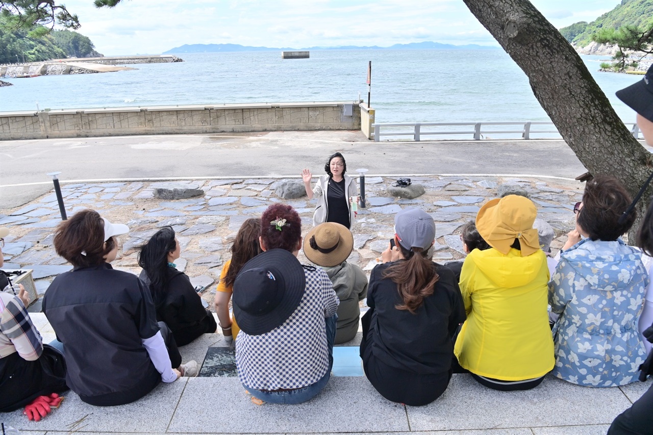 ▲환경 강의해변에 밀려오는 쓰레기에대해 듣고 있다 ⓒ박근세