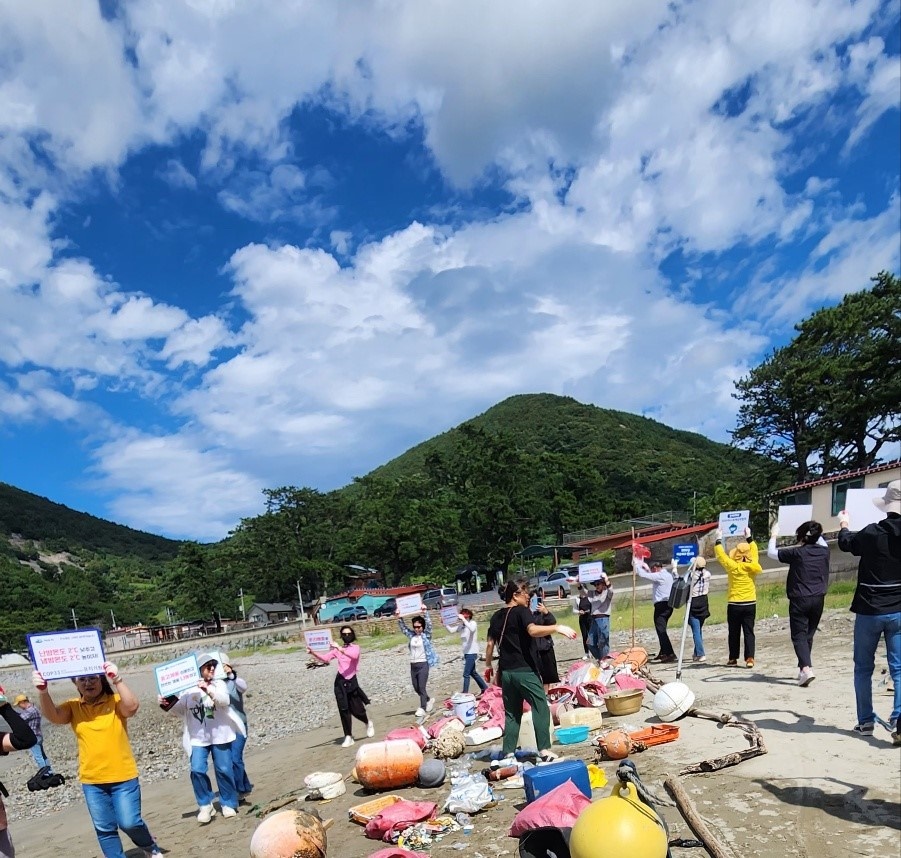 ▲퍼포먼스환경 메세지와 2026 세계섬박람회개최와 33회 유엔기후변화협약 당사국총회 여수 개최 기원한다 ⓒ김용자