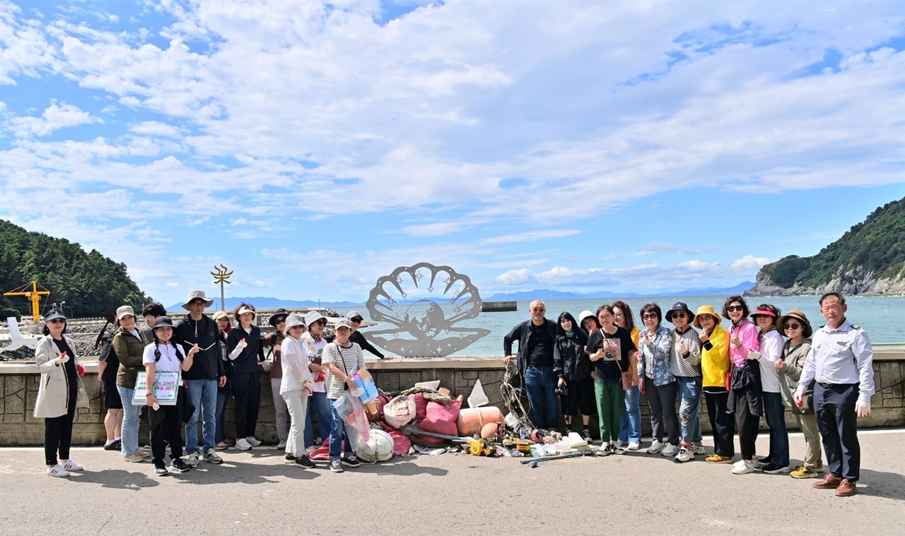 ▲'노 플라스틱' 정크 아트최병수 작가가 설치한 조형물 앞에서 ⓒ박근세