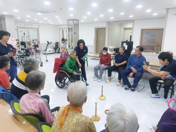 ▲  고리던지기에 집중하고 있는 어르신모습  ⓒ김연우