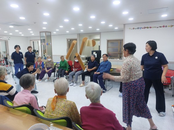 ▲ 으랴차차~ 모야~~!를 외치며 젊으실때 한가닥 하셨다는  진*순어르신의 함성에 센터가 웃음바다가 되었다.ⓒ김연우