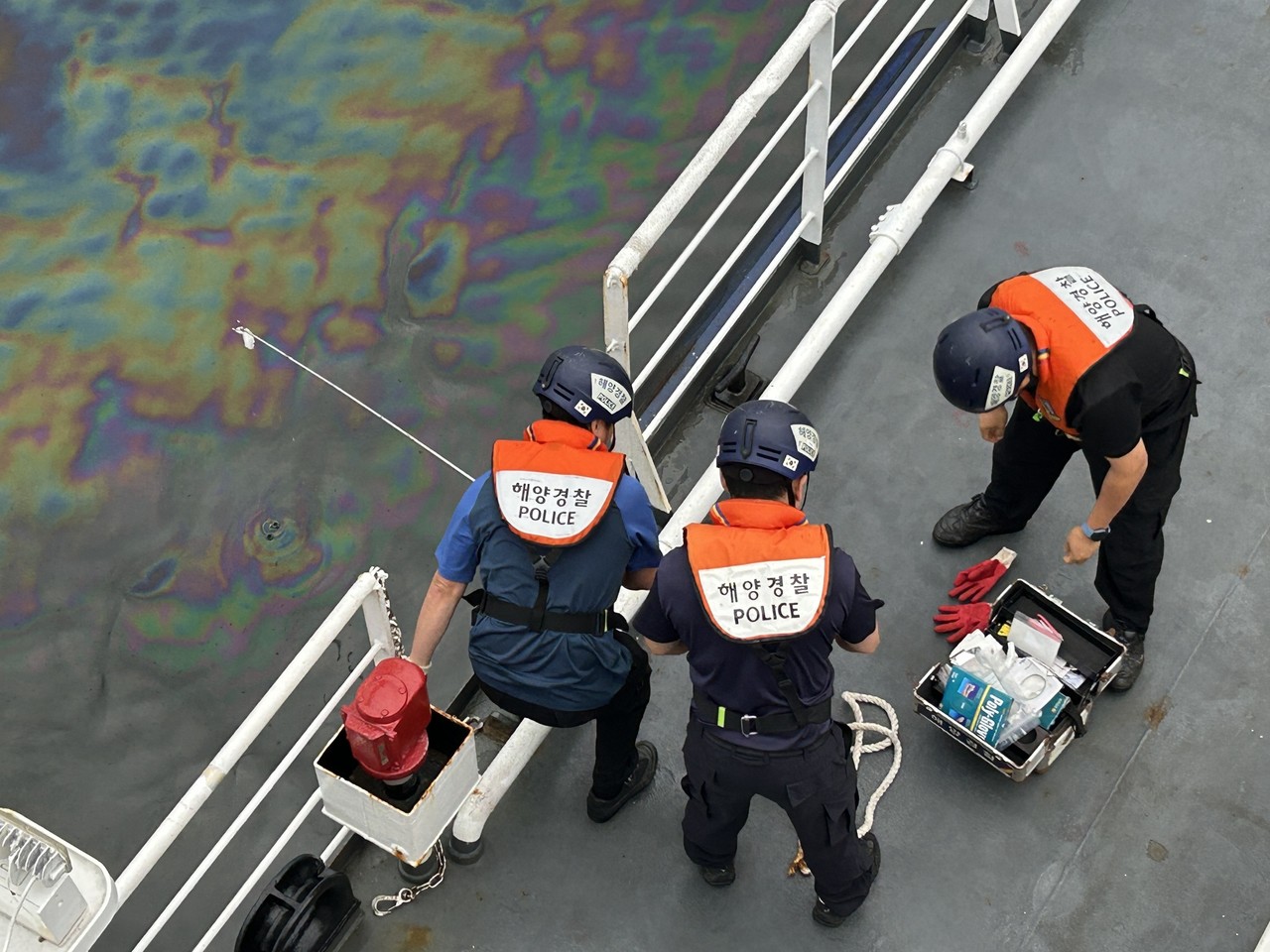 ▲ 해양오염 시료를 채취하는 여수해경 ⓒ여수해경