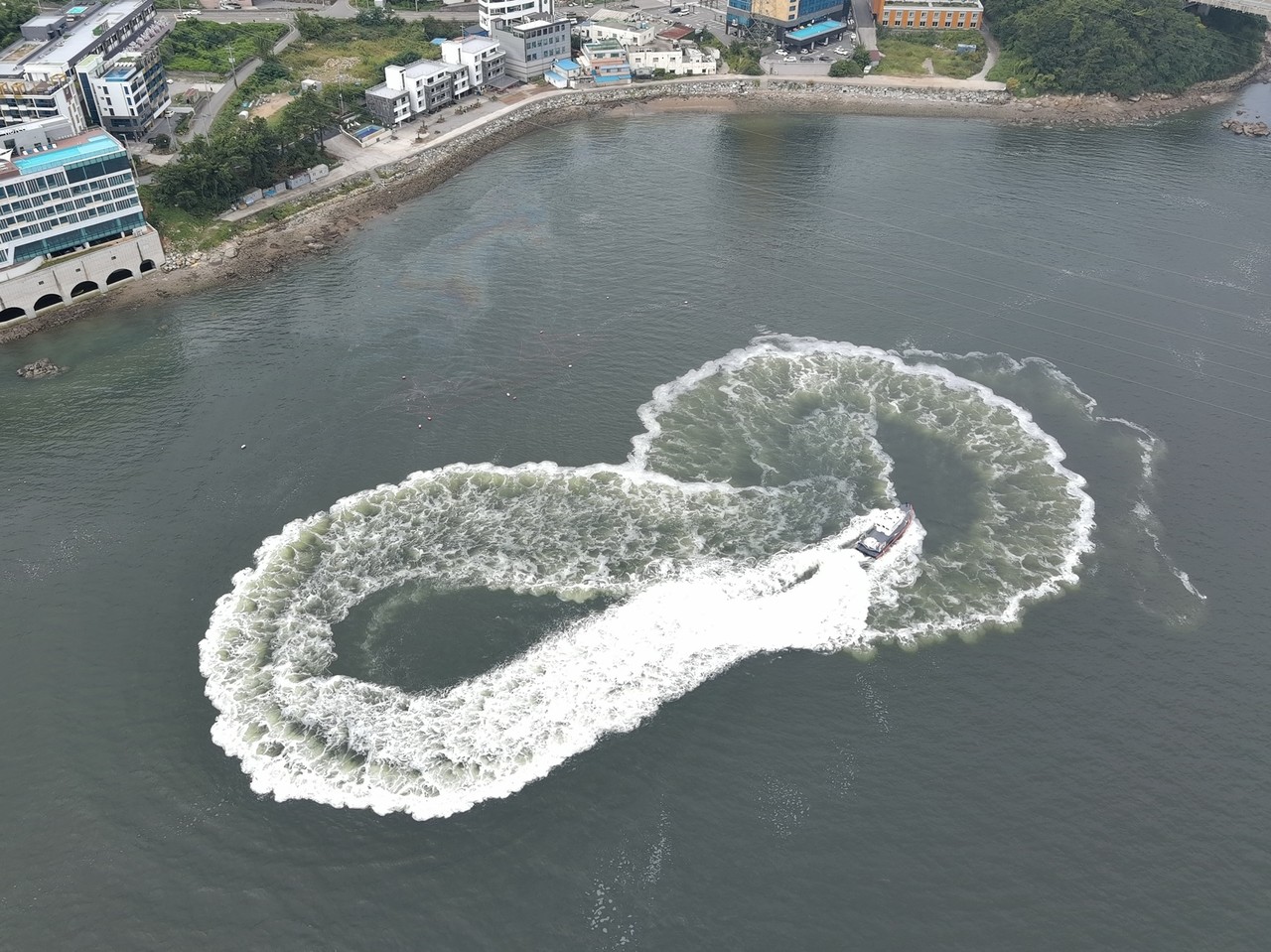 ▲ 여수해경 연안구조정이 해양오염 방제작업 중인 장면 ⓒ여수해경