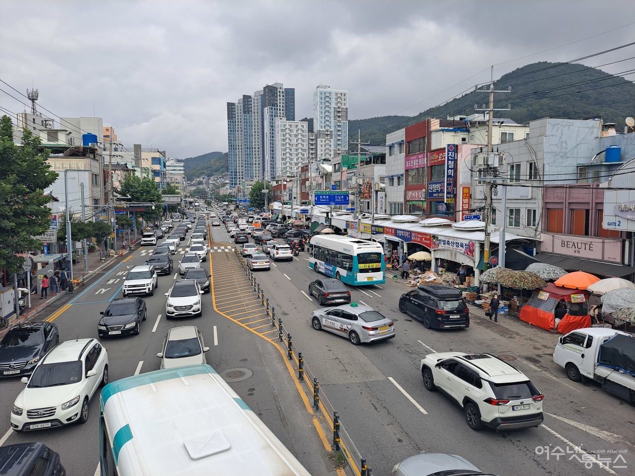 ▲ 도로는 끝없이 오가는 차량의 행렬이 이어진다. ⓒ조찬현