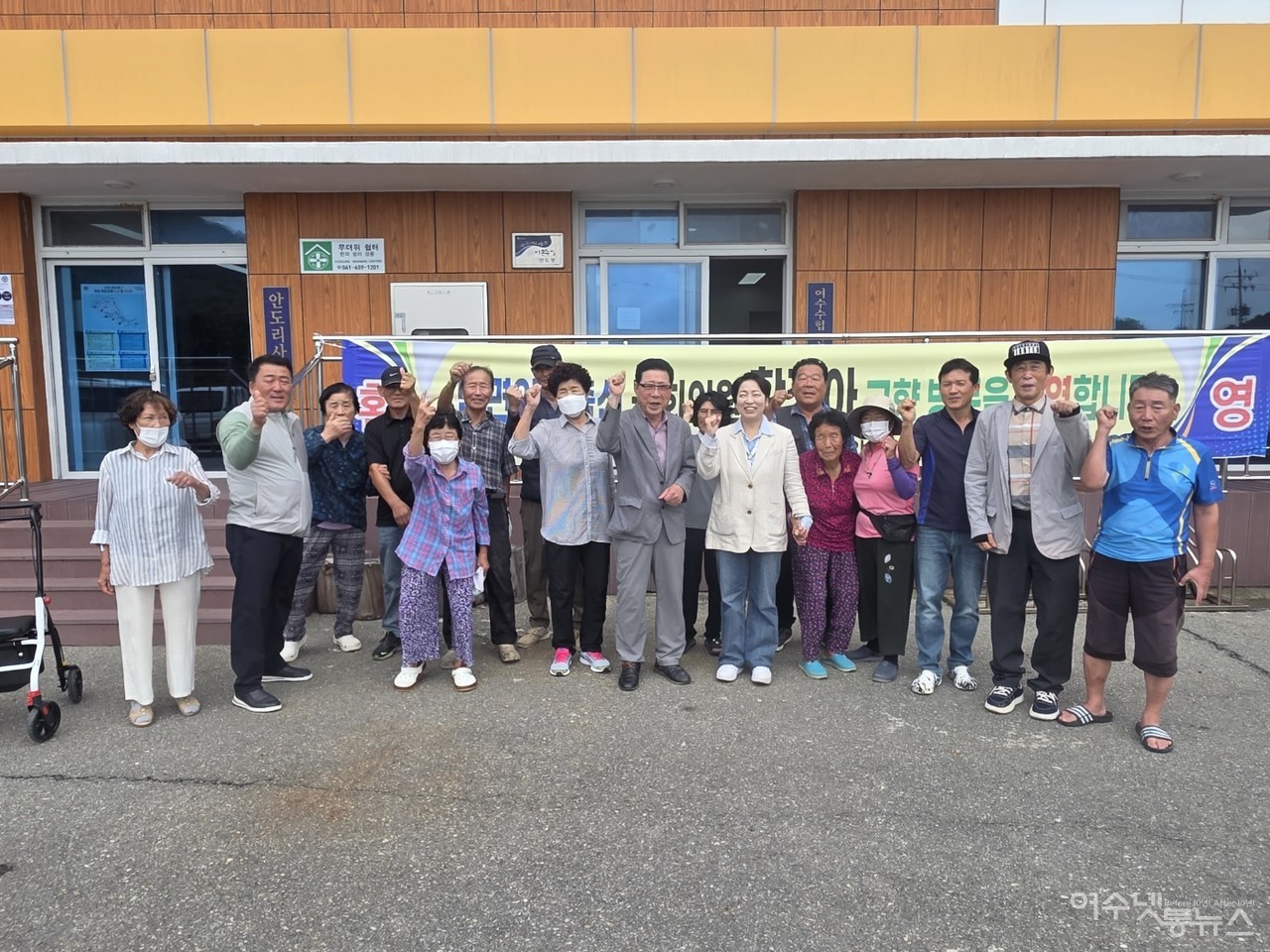 ▲ 20년만에 고향을 찾은 황정아 의원과 고향주민들이 한컷 ⓒ심명남