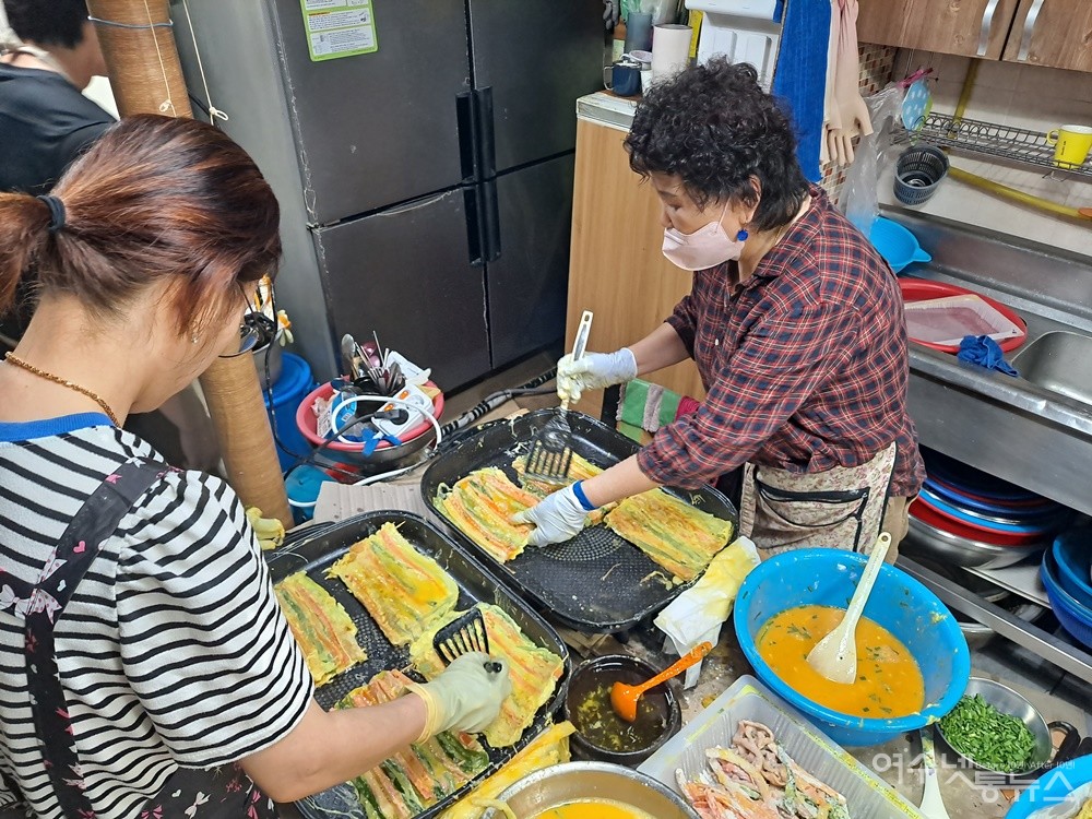 ▲ 여수 서시장 사랑빵집 며느리와 시어머니가 산적을 부치고 있다. ⓒ조찬현