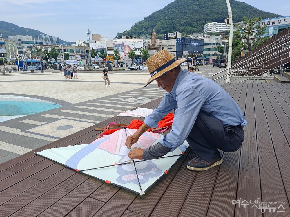 ▲ 여수 이순신광장에서 낚싯대 연으로 하늘에서 월척(하늘 바람)을 낚는 낚시꾼 김윤수 씨. ⓒ조찬현