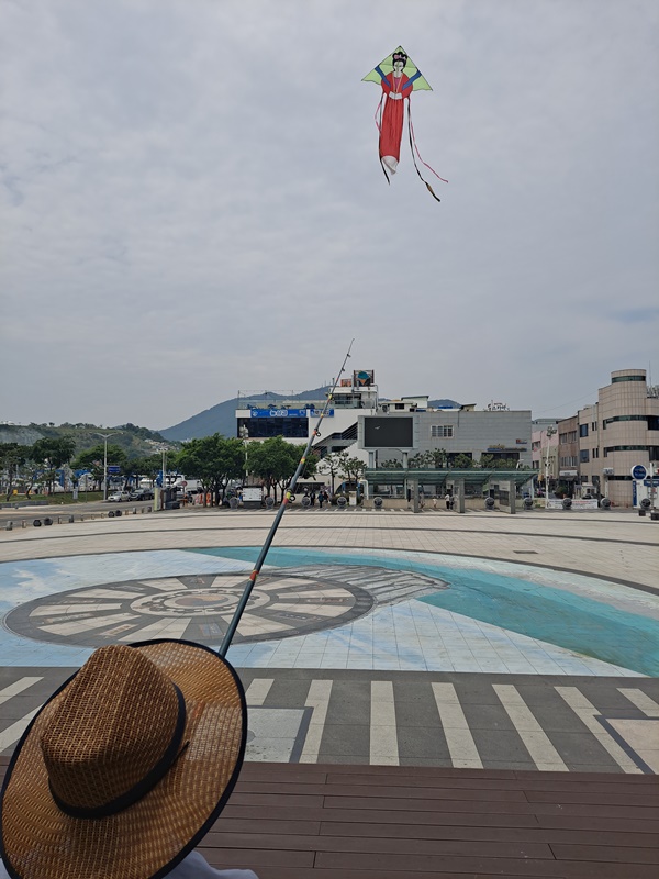 ▲ 하늘에서 선녀가 춤을 춘다. 손끝에 닿은 실줄을 따라 연은 유유히 바람을 탄다. ⓒ조찬현