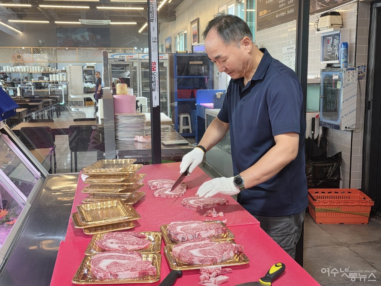 ▲ 여수 프리미엄 고깃집 여수관 박완규 대표는 하루 10시간 소고기를 발골한다 ⓒ심명남