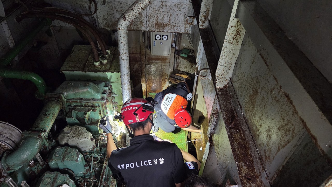 ▲  A호 파공부위 확인 및 침수고 배출을 진행 ⓒ여수해경