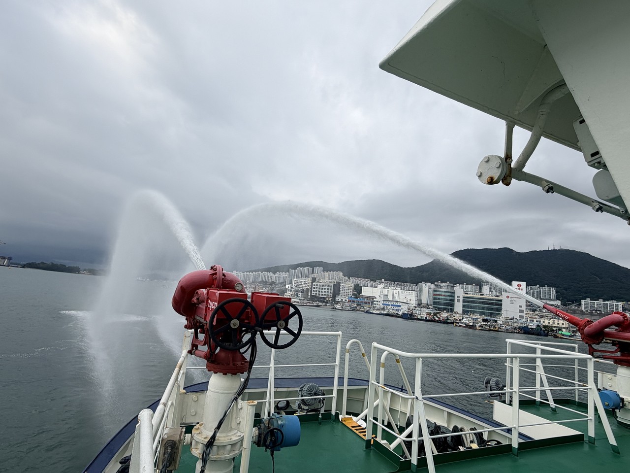 ▲ 방제함정에서 소화포 이용 오염물질 방산작업 ⓒ여수해경