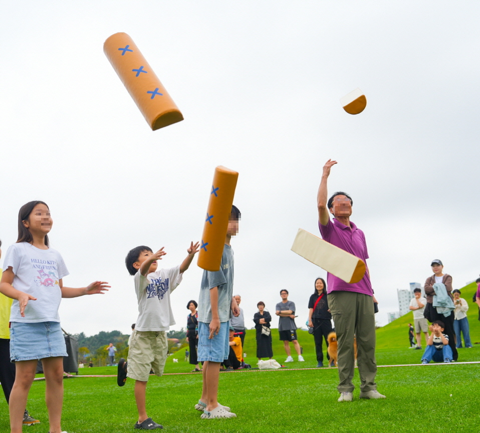 ▲ 가족 단위 방문객들이 오천그린광장에서 대형 윷놀이를 즐기고 있다.  ⓒ순천시