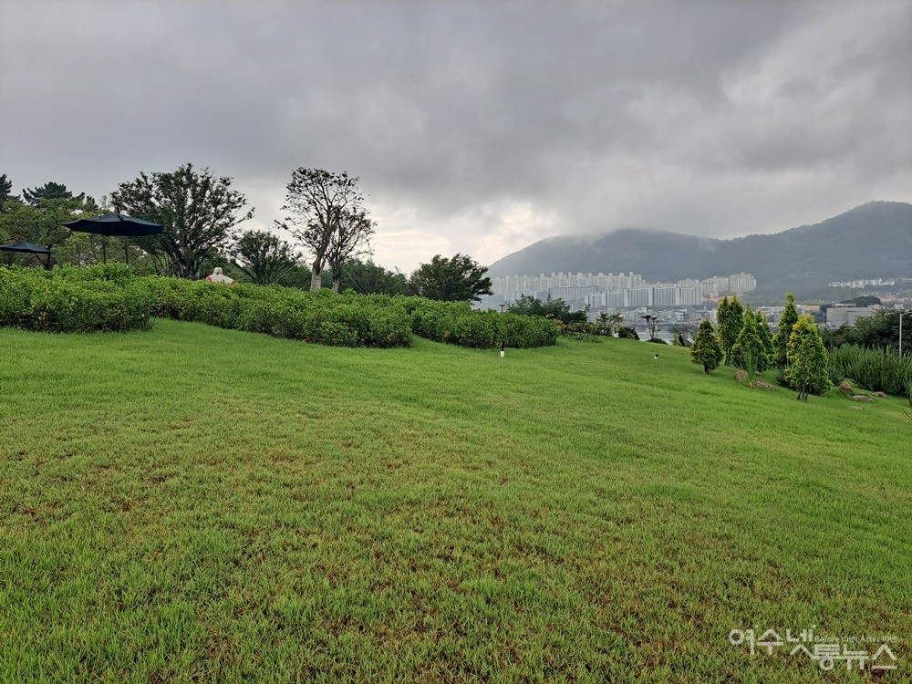 ▲ 푸른 언덕 너머로 여수 웅천 시내가 보인다. ⓒ조찬현