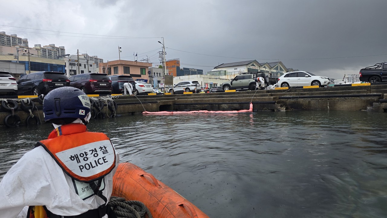 ▲ 여수 국동항 해상 해양오염 방제 중인 여수해경 ⓒ여수해경