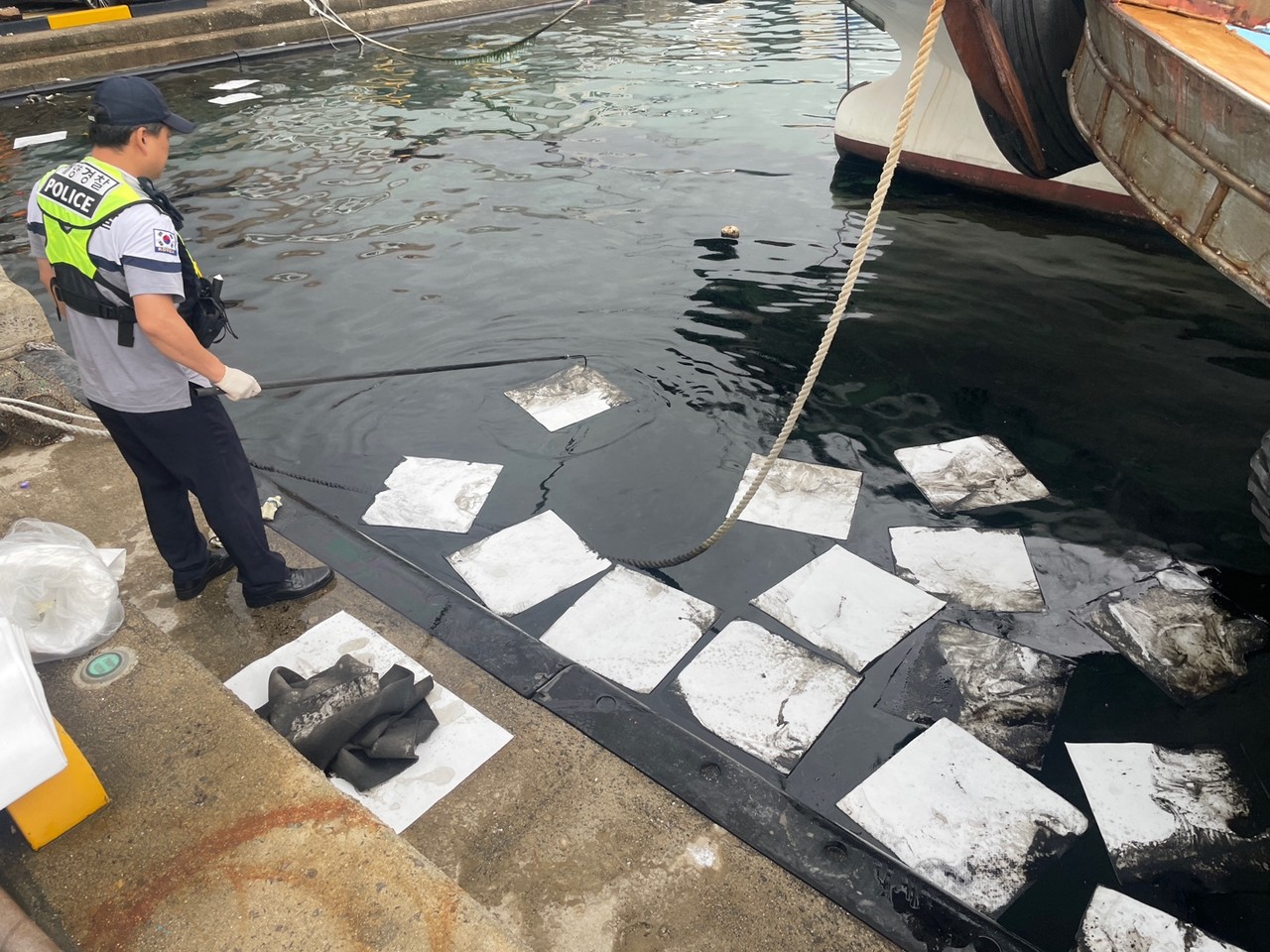 ▲ 여수 국동항 해상 해양오염 방제 중인 여수해경 ⓒ여수해경