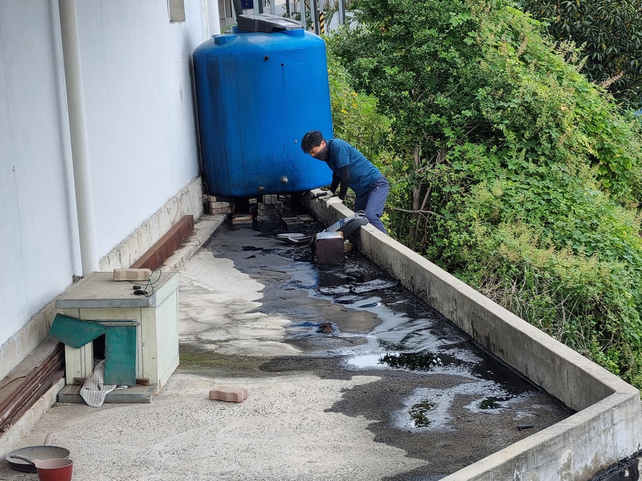 ▲ 폐유 저장용기에서 유출된 폐유를 확인 중인 여수해경 ⓒ여수해경