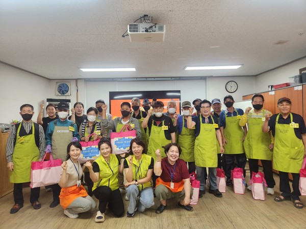 ▲ 김치만들기 후 꾸러미를 들고 어르신들과 함께 사진 촬영