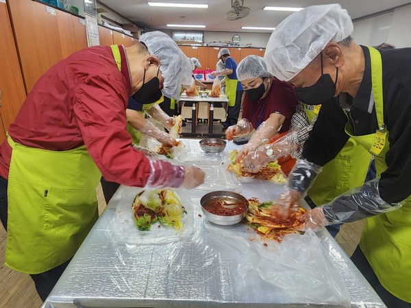 ▲ 생활지원사 선생님과 함께 김치 버무르기