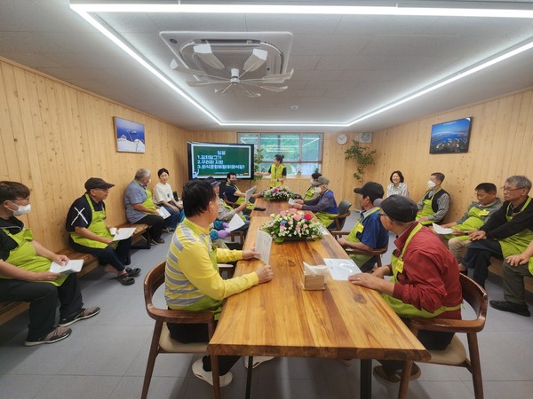 ▲ 프로그램에 대한 설명을 듣고  있는 어르신들