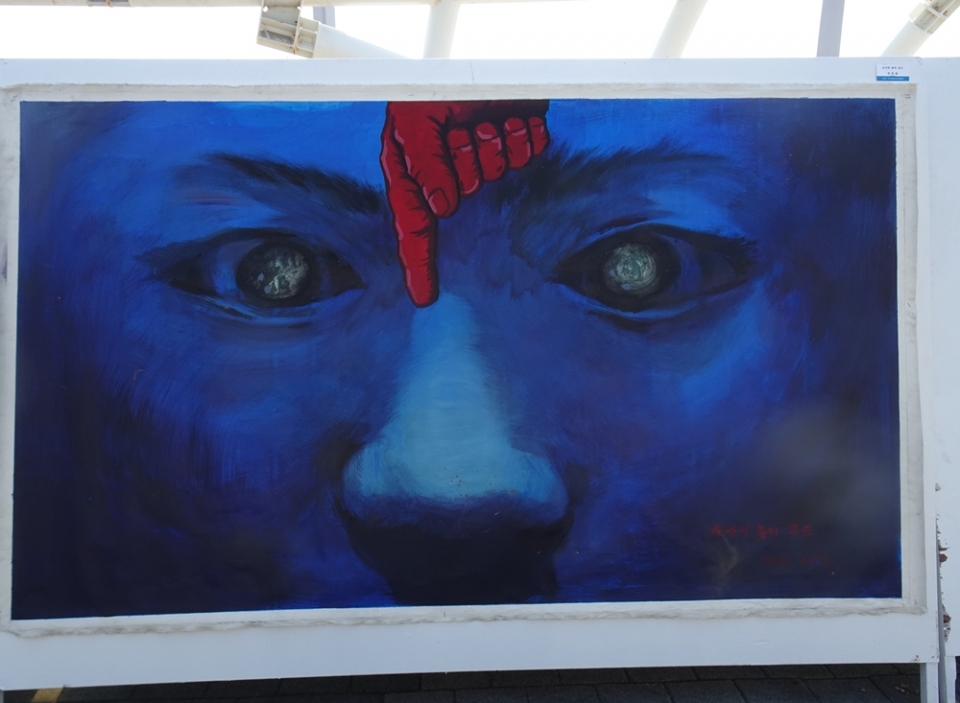 정채열 作 ‘손가락총의 공포’ . 당시 유명한 ‘손가락총’ 장면을 묘사한 작품이다. 눈동자 속에는 당시의 참혹한 현장을 그려넣었다.