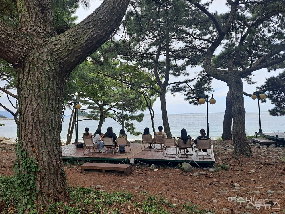 ▲여수 무슬목 바다를 바라보는 여인들, 돌산 무슬목 무슬소리 카페 해변 풍경이다.  ⓒ조찬현