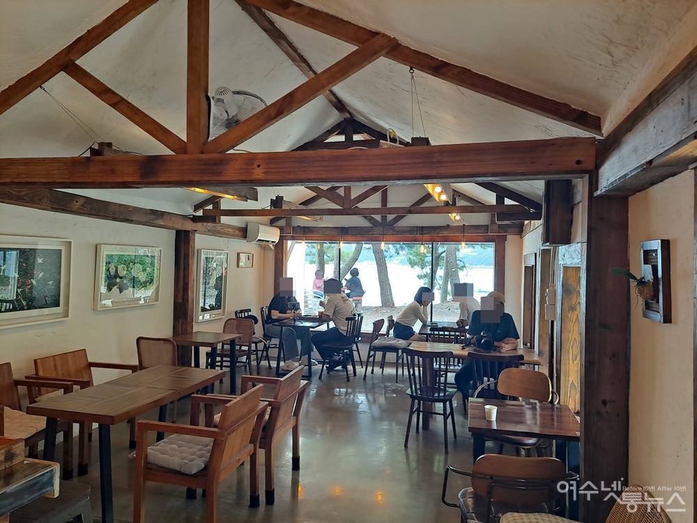 ▲ 가을 감성이 묻어나는 카페 무슬소리 실내 전경이다. ⓒ조찬현