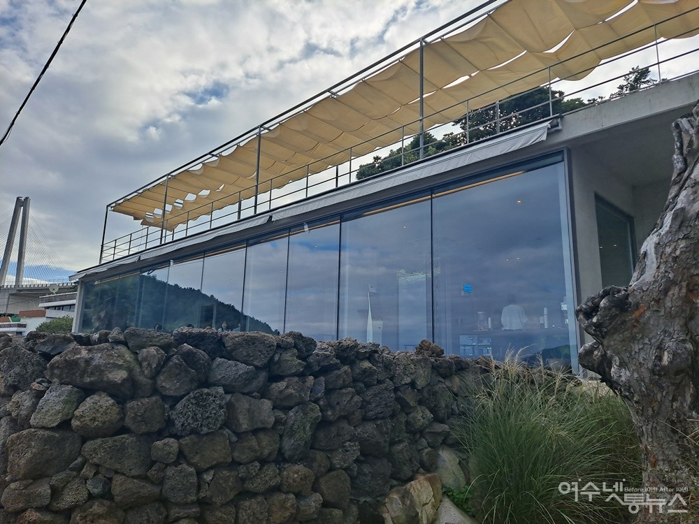 ▲ 여수 화양면 장수리 공정 카페 담장에 쌓아 올린 제주 화산석에서 가을이 물씬 묻어난다. ⓒ조찬현