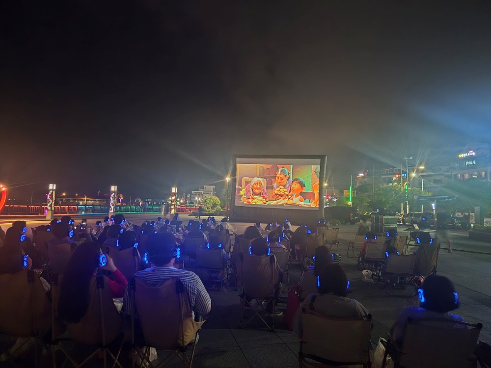 ▲ 지난 4일 소호동동다리 대광장에서 시민과 관광객 100여 명이 참여한 ‘동백 무비 나이트’ 5회차를 끝으로 올해 프로그램을 성황리에 마무리했다. ⓒ여수시