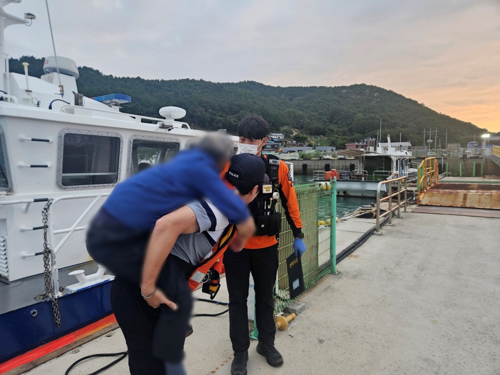 ▲ 추석연휴기간 섬지역 거동불가 응급환자를 이송중이다. ⓒ여수해양경찰서