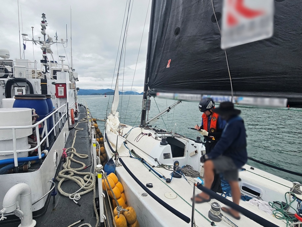 ▲ 추석연휴기간 요트 기관손상으로 여수해경이 대응중이다. ⓒ여수해양경찰서