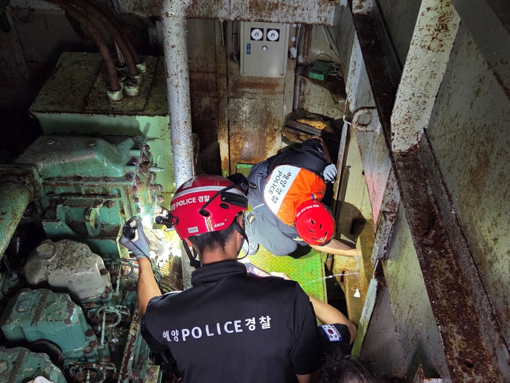 ▲ 추석연휴기간 침수선박 발생하여 여수해경이 대응중이다. ⓒ여수해양경찰서