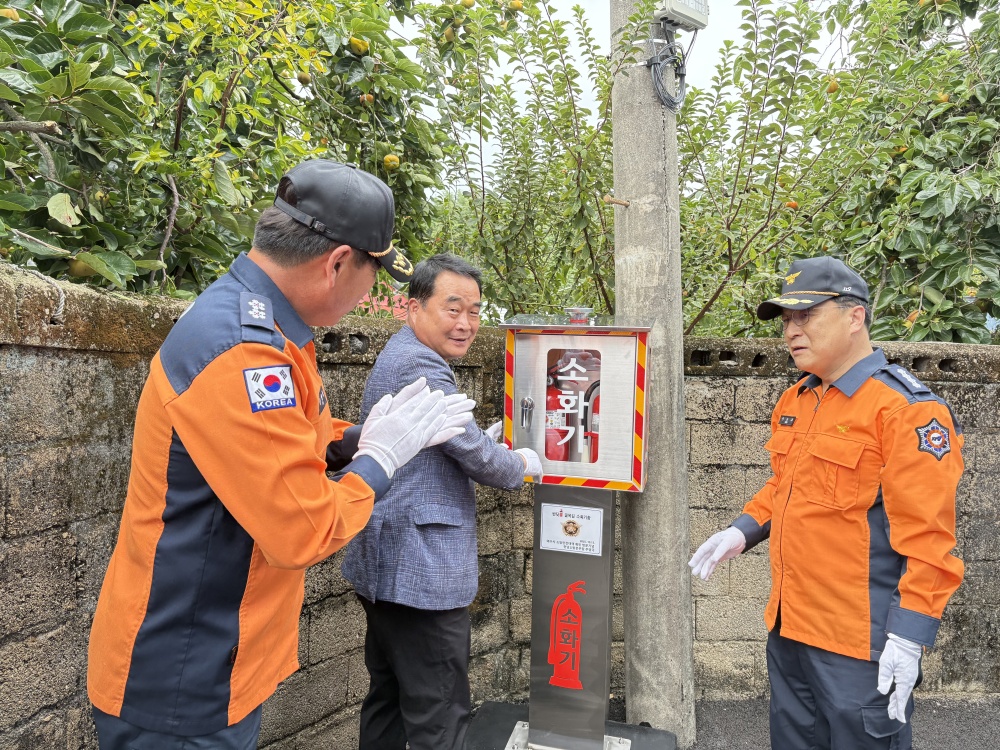 ▲ ‘반딧불 골목길 소화기함 설치 행사’ ⓒ여수소방서