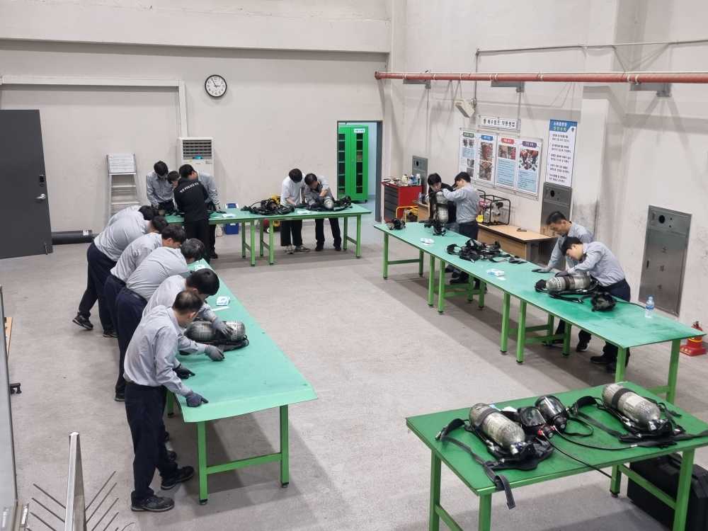 ▲소화장비 착용방법을 교육받는 장면 ⓒ해양경찰교육원