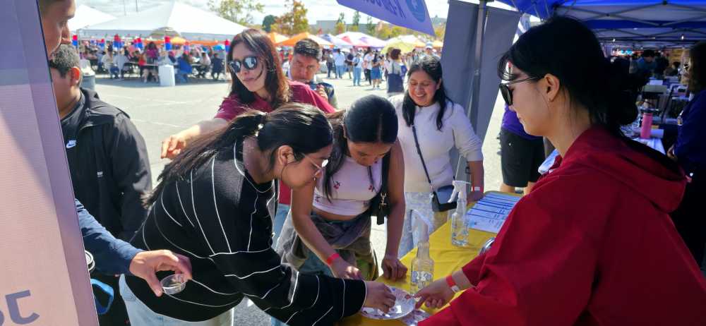 ▲애틀랜타 코리안페스티벌에 참가한 관람객들이 ‘K-에듀센터’ 부스를 찾아 태극기 타투 체험을 즐기고 있다. ⓒ전남 글로컬 K-에듀 센터
