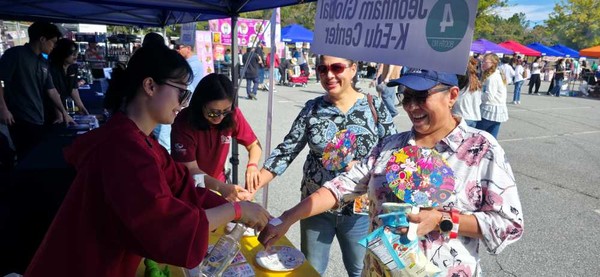 ▲애틀랜타 코리안페스티벌에 참가한 관람객들이 ‘K-에듀센터’ 부스를 찾아 태극기 타투 체험을 즐기고 있다. ⓒ전남 글로컬 K-에듀 센터