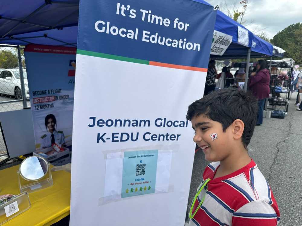 ▲애틀랜타 코리안페스티벌에 참가한 어린이 관람객이 태극기 문양의 페이스페인팅을 한 뒤 기념사진 촬영하고 있다. ⓒ전남 글로컬 K-에듀 센터