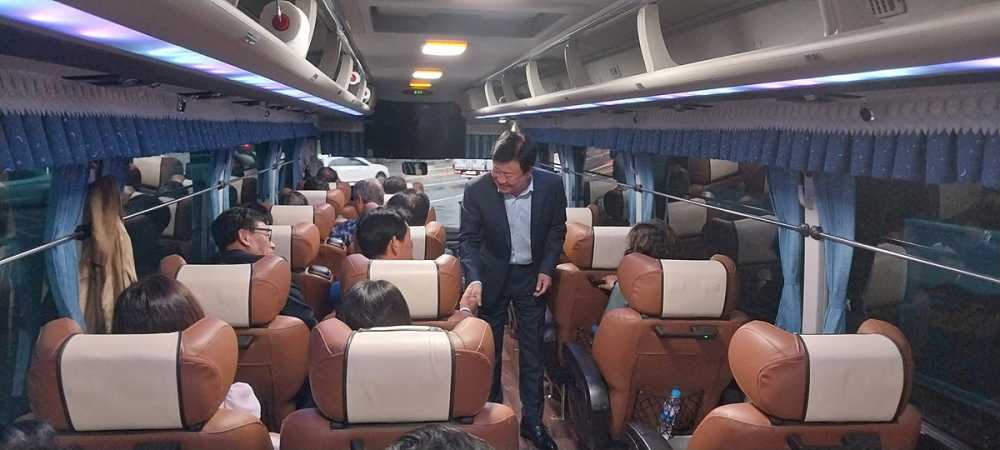 ▲ 앞서 대책위 공동위원장인 정기명 여수시장은 이른 새벽 시청 앞 상경 버스를 찾아 시민들과 일일이 악수하며 격려했다. ⓒ여수시