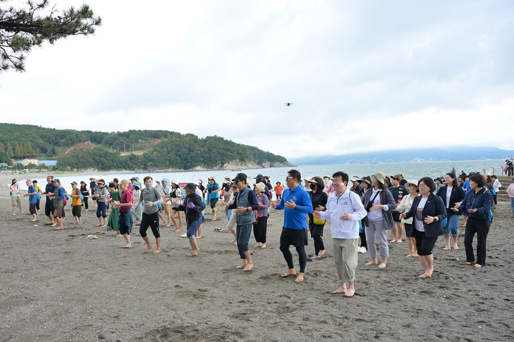 ▲지난 14일 만성리해수욕장에서 열린 ‘해양치유 어싱대회’가 시민 등 200여 명이 참여한 가운데 성황리 개최됐다고 밝혔다. ⓒ여수시