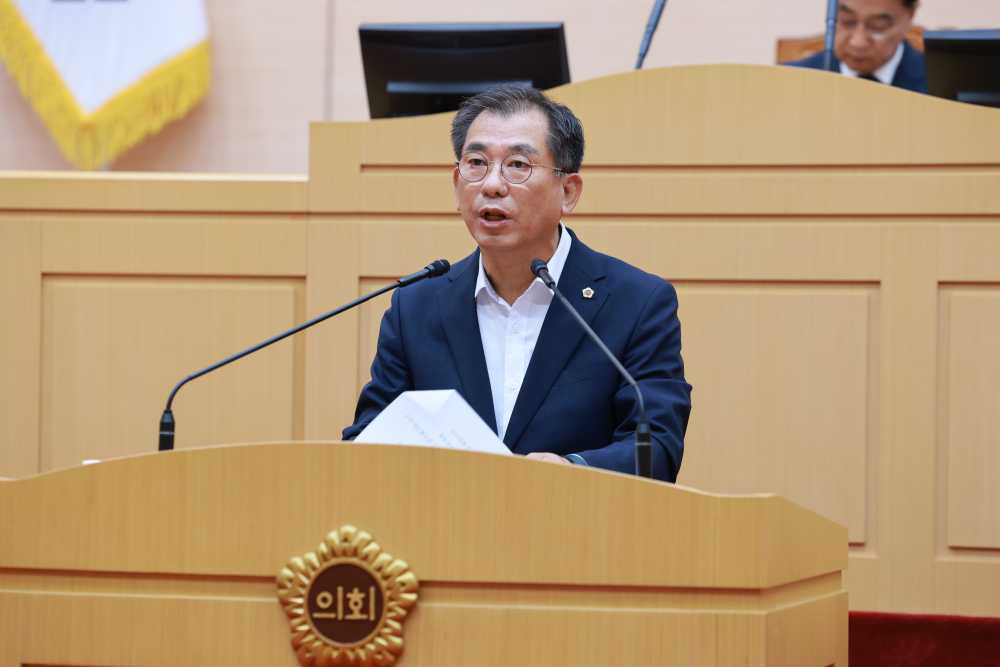 ▲ 전남도의회 본회의장에서 최병용 의원이 ‘해양쓰레기 대응의 국가책임 강화 촉구 건의안’에 대한 제안설명을 하고 있다. ⓒ전라남도의회 