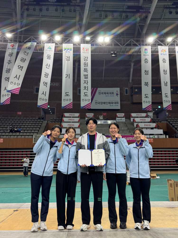 ▲제106회 전국체육대회 펜싱 단체전에서 동메달을 차지한 전남체육고 펜싱팀이 메달을 걸고 기념사진 촬영하고 있다. ⓒ전라남도교육청