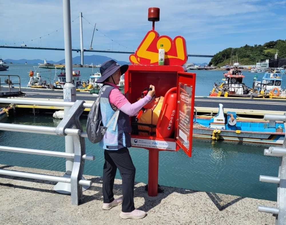 ▲ 연안안전지킴이가 항포구내 구명장비보관함 시설물을 점검하는 중이다 ⓒ여수해양경찰서