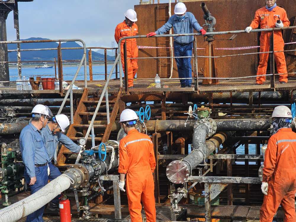 ▲여수·광양항, 인화성 액체류 운송선박 '선상 첨가제 투입 ⓒ여수지방해양수산청