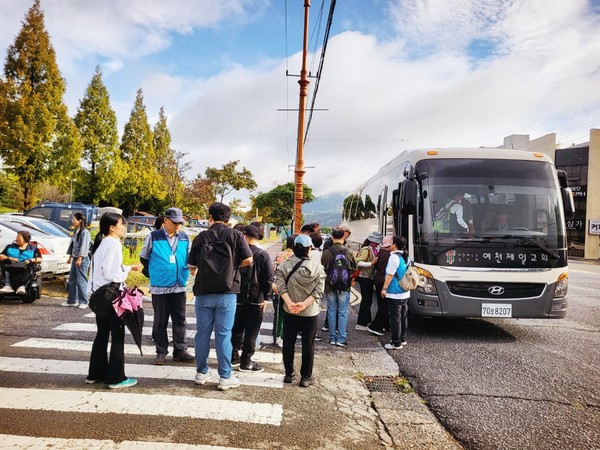 ▲`지리산에서 만난 가을의 향기` 여천제일교회 후원 및 차량지원 ⓒ라르쉬장애인자립생활센터