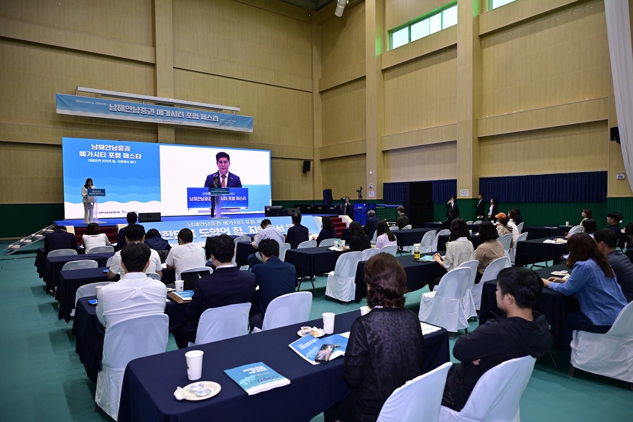▲17일 순천 어울림체육센터에서 열린 ‘남해안남중권 메가시티 포럼’에 전남·경남 등 9개 지자체 공무원, 전문가, 시민들 참여 ⓒ순천시