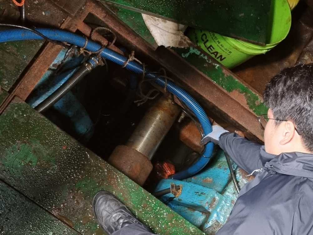 ▲ 여수해경이 선박 기관실에서 선저폐수 불법배출 여부를 확인중이다. ⓒ여수해양경찰서