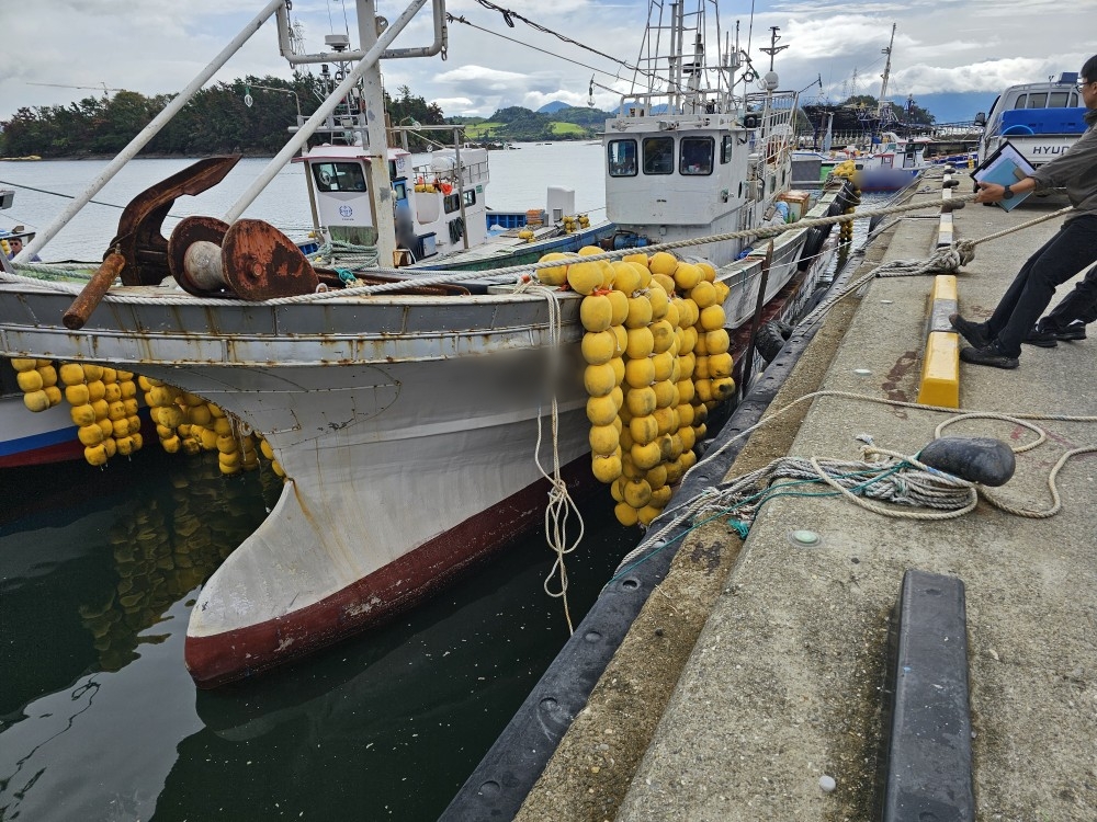 ▲ 여수해경이 선저폐수 불법배출 여부를 확인중이다. ⓒ여수해양경찰서