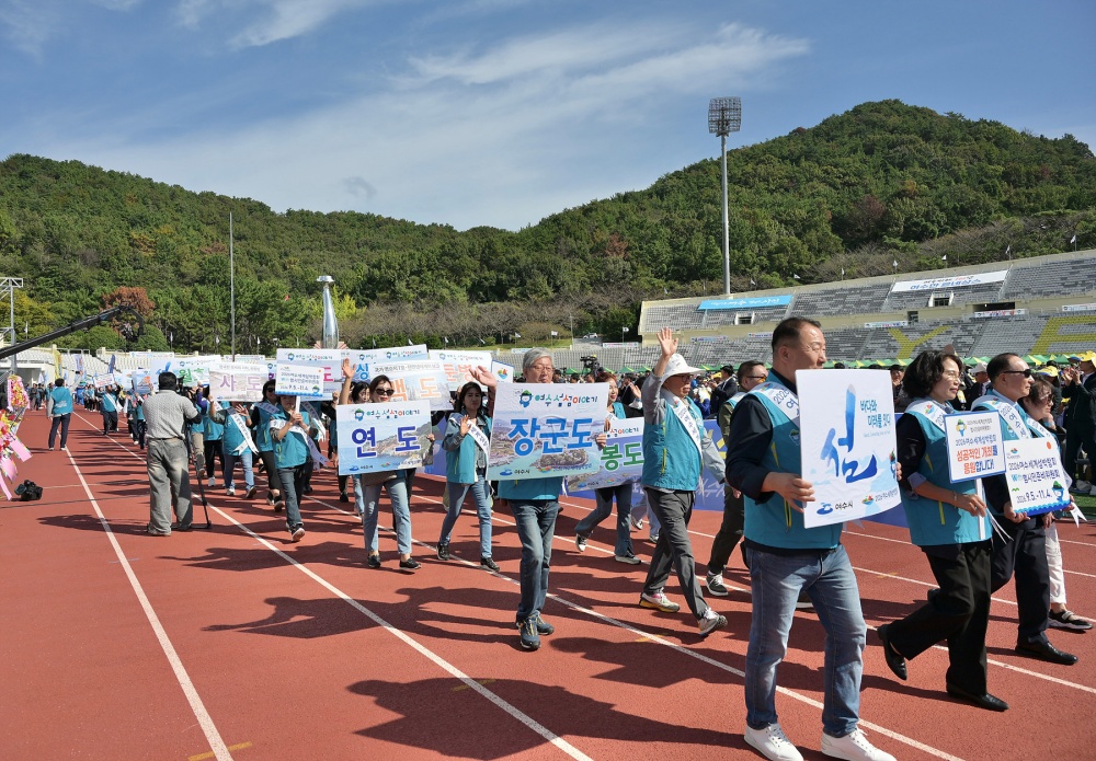 ▲지난 17일 진남경기장에서 열린 ‘2025 여수시민의 날 기념행사’ 입장식에서 2026여수세계섬박람회 홍보 행진을 펼쳤다. ⓒ여수시