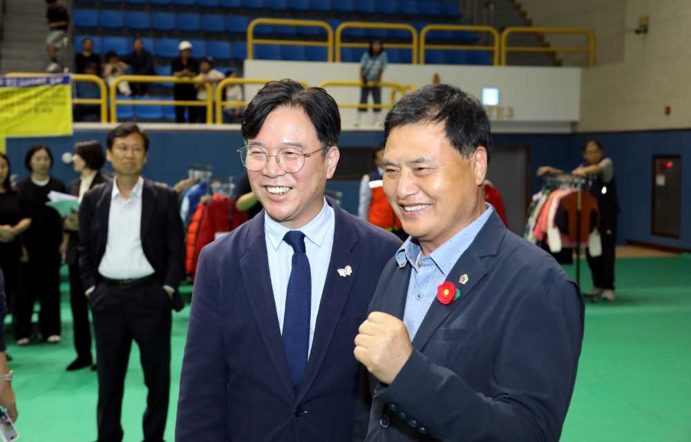 ▲ 김영훈 고용노동부 장관을 직접 만나 여수국가산단 고용위기 해결을 위한 건의서를 전달했다.  ⓒ전라남도의회