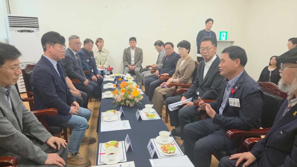 ▲ 김영훈 고용노동부 장관을 직접 만나 여수국가산단 고용위기 해결을 위한 건의서를 전달했다. ⓒ전라남도의회