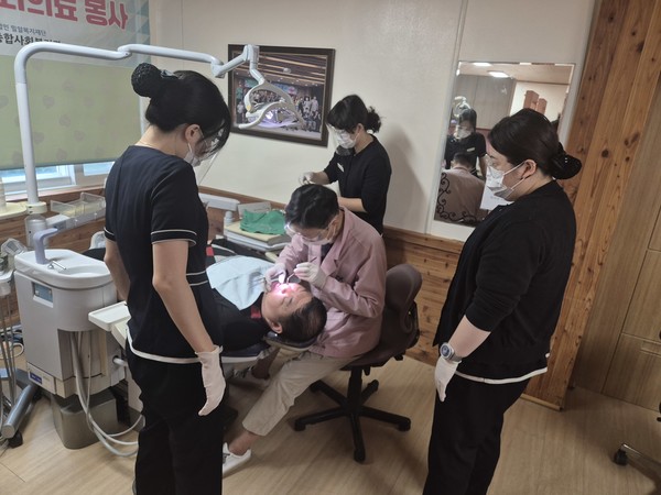 ▲  구강검진을 하고 있는 모습